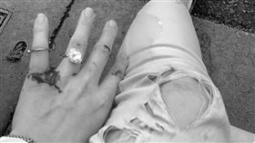 臉小,摔車,骨折,口罩,遮眼(翻攝自 爆料公社)