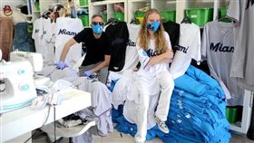 馬林魚捐實戰球衣，改造成布口罩拚防疫。（圖／取自馬林魚粉絲團）