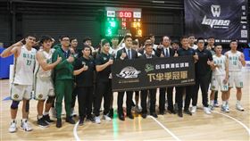 SBL例行賽　台啤下半季封王（1）第17季超級籃球聯賽（SBL）例行賽，台灣啤酒9日對戰高雄九太科技，終場台啤以78比69順利擊敗對手，拿下SBL下半季冠軍，全隊開心合影。中央社記者王騰毅攝　109年4月9日