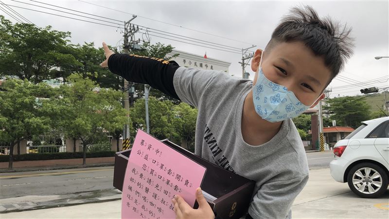 童賣口罩套募款　親送咖啡點心挺醫護
