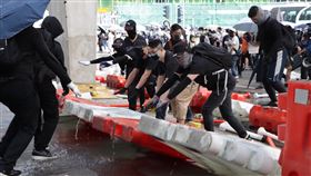 港法院裁定禁蒙面法部分有效香港上訴庭9日裁定政府訂定的禁蒙面法在非法集會時有效，圖為「反送中」運動示威者在遊行期間全部蒙面。中央社記者張謙香港攝　109年4月9日