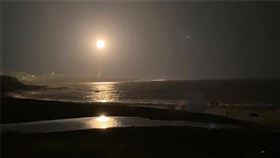 ★中科院夜間火砲試射 民眾意外拍下畫面台東9日晚上傳出巨大聲響，並且有民眾在海邊拍下火球，引起民眾騷動，海巡署晚間證實是中科院的火砲射擊。（照片陳姓網友拍攝）中央社記者盧太城台東傳真 109年4月9日