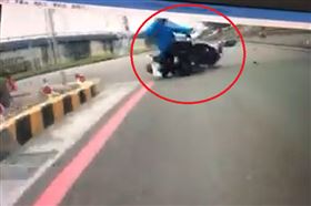 騎士急煞「雷殘」慘摔　見行車紀錄器怒揭﹍竟是逆向害的(圖/翻攝畫面)