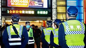 中市實施特種行業實名制  首日加強稽查台中市政府9日宣布針對特種行業實施實名制登記，深夜率隊前往執行聯合稽查，包括落實實名制登記、戴口罩、量體溫、容留人數等防疫措施。（台中市政府提供）中央社記者郝雪卿傳真  109年4月10日