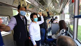 盧秀燕上公車宣導乘客戴口罩因應2019冠狀病毒疾病（COVID-19，武漢肺炎）疫情，台中市政府配合中央政策宣布搭乘大眾運輸工具應全程配戴口罩，台中市長盧秀燕（左2）與交通局長葉昭甫（左）10日搭公車宣導防疫。中央社記者郝雪卿攝  109年4月10日