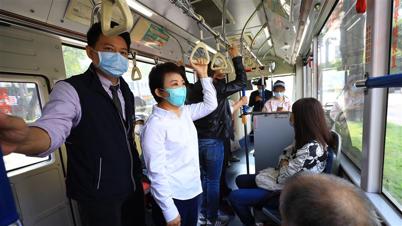 搭大眾運輸戴口罩　盧秀燕上公車宣導