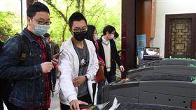 中國暫不恢復跨省跨境旅遊中共中央疫情領導小組9日頒布最新指導意見，要求跨省跨境旅遊「暫不恢復」，以免疫情擴散。圖為4月6日，杭州西湖靈隱飛來峰景區控制人流，遊客必須先預約再掃碼才能進入。（中新社提供）中央社  109年4月10日