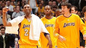 只同隊兩年　柯比「暖舉」助他度低潮
Kobe Bryant,洛杉磯湖人,Adam Morrison,切爾西,德羅巴,簽名球衣
翻攝自推特