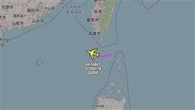 美國空軍1架RC-135U電子偵察機，在今天中午由東向西，經巴士海峽飛往中國沿海方向進行戰術偵察。（圖／翻攝自推特）