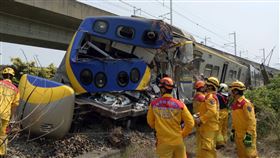 快訊／高雄水泥車與火車互撞！2駕駛受困警消搶救中 圖／翻攝畫面
