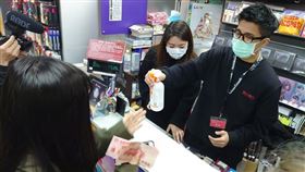 想不到音樂工作室提供 嘻哈創作才子 婁峻碩_戴口罩做好防疫措施突擊唱片行擔任一日店員快閃任務 (因疫情關係臨時宣佈演唱會售票日期從4/10改為6/13)
