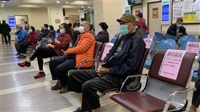 花蓮門諾醫院全面實施梅花座武漢肺炎（2019冠狀病毒疾病，COVID-19）疫情延燒，花蓮門諾醫院候診區、休息區及領藥區全面實施梅花座，間隔一個座位貼上「請勿登座」提醒標語。（花蓮門諾醫院提供）中央社記者張祈傳真　109年4月10日