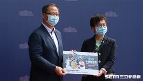 中華職棒會長吳志揚代表捐贈物資包。（圖／記者王怡翔攝影）