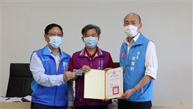 韓國瑜出席高市教育審議委員會高雄市長韓國瑜（右）10日主持高市府109年第1次教育審議委員會，逐一頒贈聘書，感謝與會10多名教育審議委員會委員的付出及投入。（高市新聞局提供）中央社記者程啟峰高雄傳真　109年4月10日