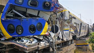 聯結車與火車互撞　警消現場搶救中