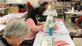 竹東樂齡中心號召年長者縫布口罩2019冠狀病毒疾病（COVID-19，武漢肺炎）疫情延燒，使許多樂齡學習中心延後課程，新竹縣竹東鎮樂齡中心在防疫之餘，號召社區年長者車縫近3000個布口罩，廣發給民眾。（教育部提供）中央社記者陳至中台北傳真  109年4月10日