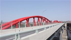 新北三鶯大橋主橋改建　交通改道民眾留意（1）新北市工務局表示，三鶯大橋第二期主橋改建工程將展開，11日起，市府將針對主橋進行交通改道，三峽往鶯歌方向車流將改為上游側舊橋通行，請用路人留意。（新北市工務局提供）中央社記者黃旭昇新北市傳真　109年4月10日