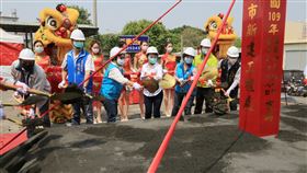 盧秀燕主持豐原圓環北路地下道填平開工儀式台中市豐原區圓環北路地下道填平工程開工典禮10日舉行，台中市長盧秀燕（前左4）主持動土儀式，預計施工8個月，完工後交通將更便捷。（台中市政府提供）中央社記者郝雪卿傳真  109年4月10日