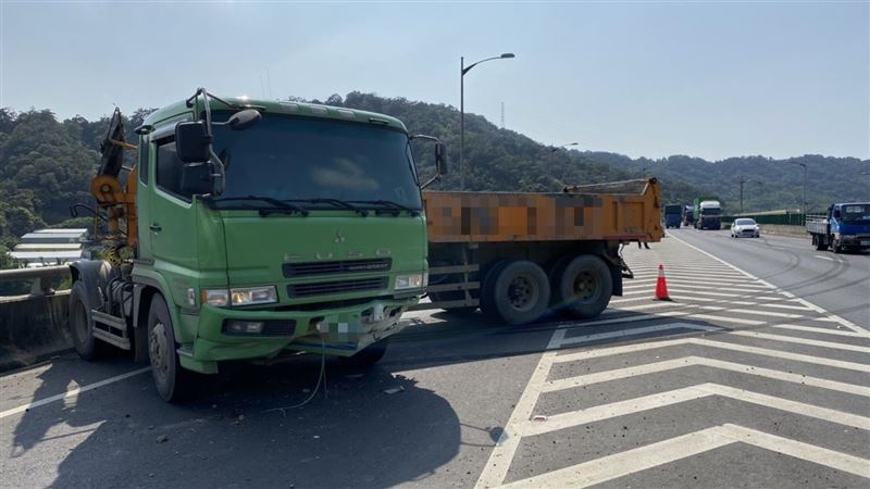 曳引車失控「折甘蔗」　警速到場疏導