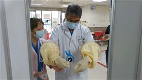 移動式檢疫屏風送抵台東醫院　醫師體驗很滿意民間企業捐贈衛福部的「移動式檢疫屏風」，9日已順利送達衛福部台東醫院，急診醫師謝國章（中）雙手伸進採檢手套內，覺得手部運用的靈活度很不錯，隨後並親自試驗採檢，相當滿意。（衛福部台東醫院提供）中央社記者盧太城台東傳真　109年4月10日