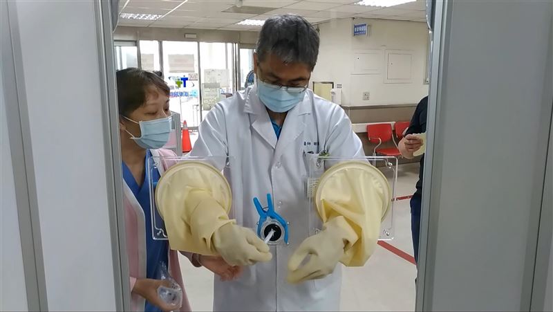 檢疫屏風送抵台東　醫師「開喉受檢」