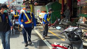 嘉縣府攜手各地公所　假日前後加強消毒觀光熱點嘉義縣政府10日表示，武漢肺炎（2019冠狀病毒疾病，COVID-19）疫情延燒，縣府公布列管縣內30個假日外縣市民眾經常造訪的熱點，並結合鄉鎮市公所防疫消毒大隊，在連假及週休前後加強消毒作業。圖為新港鄉公所10日在奉天宮街道消毒。中央社記者黃國芳攝　109年4月10日