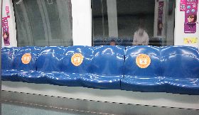 新加坡地鐵車廂內貼上安全距離貼紙