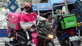 疫情衝擊各大產業　外送平台業者逆勢突起德國經濟辦事處17日公布調查指出，有62.8%在台德商的商業活動受武漢肺炎疫情衝擊，59%預期今年上半年的營收減少；不過，同為德商的外送平台業者foodpanda反而因疫情讓業績逆勢成長。中央社記者鄭傑文攝　109年3月17日