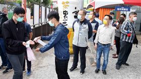 吳志揚會長與陳宜民教授視察球迷進場狀況。（圖／中職提供）