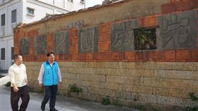 金門國軍精神標語長存　盼振民眾士氣金門縣金湖鎮長陳文顧（右）10日表示，鎮內有不少早年國軍留下的精神標語，盼這些標語能在疫情嚴峻時期提振民眾士氣。圖為當地民眾陸炳仁（左）向陳文顧介紹老家前標語。中央社記者黃慧敏攝　109年4月10日