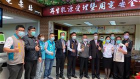 苗縣再生能源聯合辦公室揭牌苗栗縣政府與台電公司合作，在台電苗栗區營業處1樓成立再生能源聯合辦公室「電栗站」，縣長徐耀昌（前右4）等人10日出席揭牌儀式。（苗栗縣政府提供）中央社記者管瑞平傳真　109年4月10日