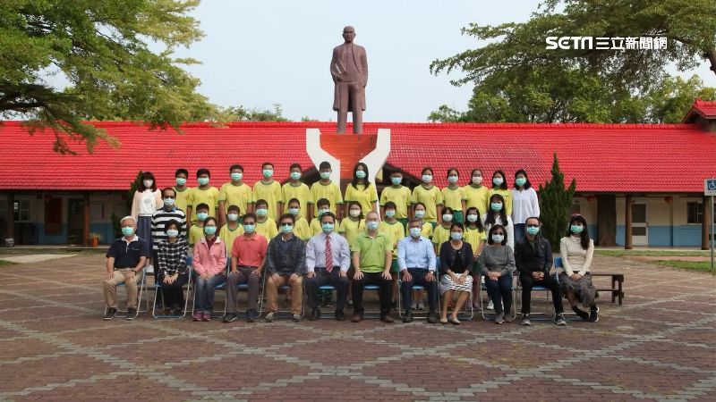 歷史性的一刻　師生拍畢業「罩」留念