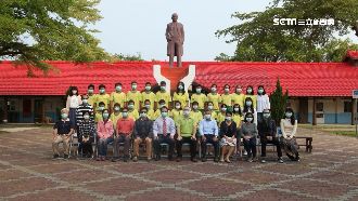 歷史性的一刻　師生拍畢業「罩」留念