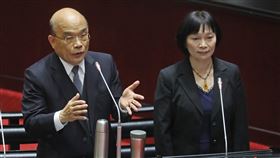 蘇貞昌：盡力照顧政治受難者及家屬行政院長蘇貞昌（左）10日在立院表示，他也曾在戒嚴時期打拚過，認為對於政治受難者及其遺族，不但要尊敬，還要特別照顧，「一定盡力來做」。右為促進轉型正義委員會代理主委楊翠。中央社記者裴禛攝　109年4月10日