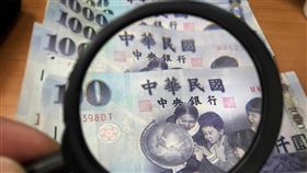 新台幣盤中一度升破2角　收30.038元台北外匯市場新台幣兌美元4日盤中一度攻上29.865元，受到矚目，最終收盤收30.038元，升4.9分，成交金額13.51億美元。中央社記者徐肇昌攝　109年3月4日