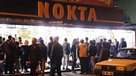 土耳其31省禁足48小時 生效前安卡拉現搶購潮土耳其內政部10日深夜突然宣布，31個省自子夜起禁足48小時。安卡拉巴爾基拉茲區（Balkiraz）一家超級巿場前方，民眾大排長龍等待採買。中央社記者何宏儒安卡拉攝　109年4月11日