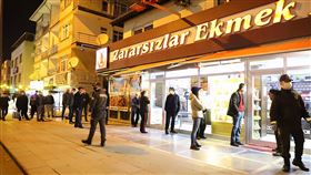 土耳其31省禁足48小時　安卡拉出現搶購潮土耳其內政部於10日深夜突然宣布，31個省自子夜起禁足48小時。安卡拉巴爾基拉茲區（Balkiraz）一家麵包店前方民眾大排長龍等待採買，出動警察維安。中央社記者何宏儒安卡拉攝　109年4月11日