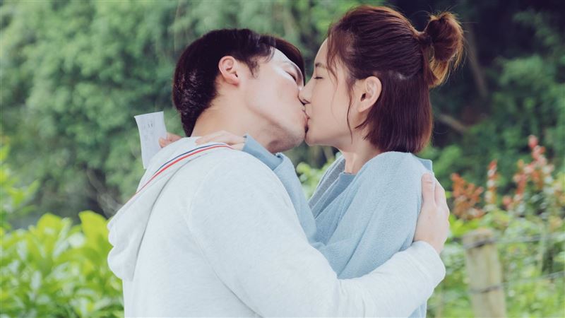 一次搞上親姊妹　人夫男星被讚吻功好