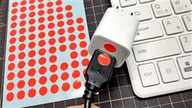 量體溫貼紙！聰明哥貼2點，充電線一插0失誤。（圖／翻攝自爆廢公社臉書）