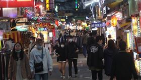 即日起人流管制　逛夜市全面戴口罩（1）為防國內潛在感染者引發疫情，指揮中心即日起針對夜市等人潮密集公共場所實施人流管制，攤商及消費者應全程戴口罩。圖為台北士林夜市10日晚間逛街人潮。中央社記者吳家昇攝　109年4月10日