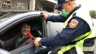 朝手心吹氣查酒測　聞手恐增感染風險