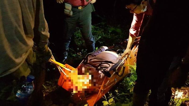 百公斤男慘摔無法走　十警消輪流抬他