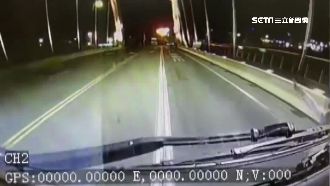 半夜隨機攔車…詭異男跳上車狂扯門把