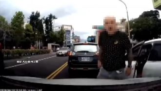 車硬切遭按喇叭　竟下車「搥凹板金」