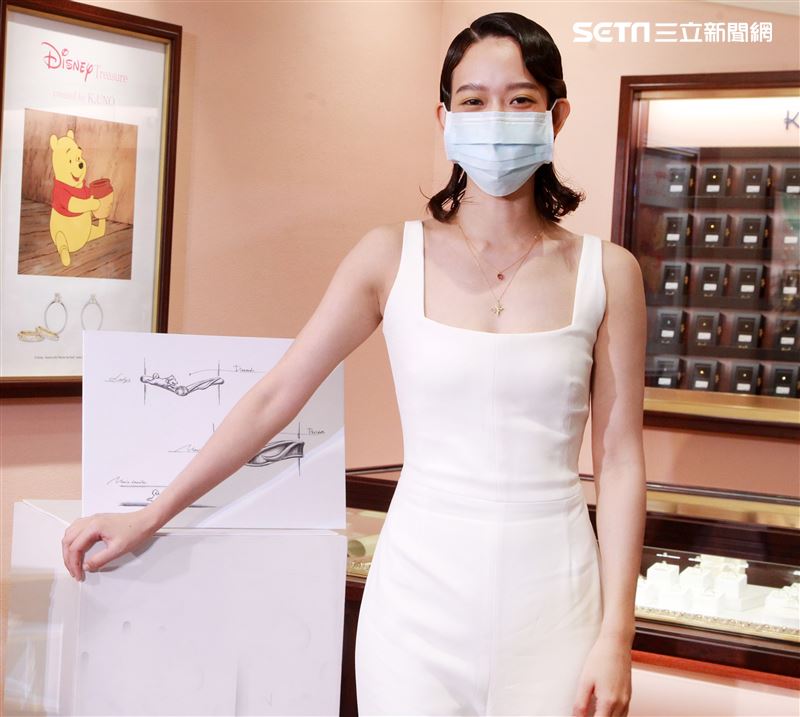 孟耿如戴著口罩出席品牌一日店長。（記者邱榮吉/攝影）