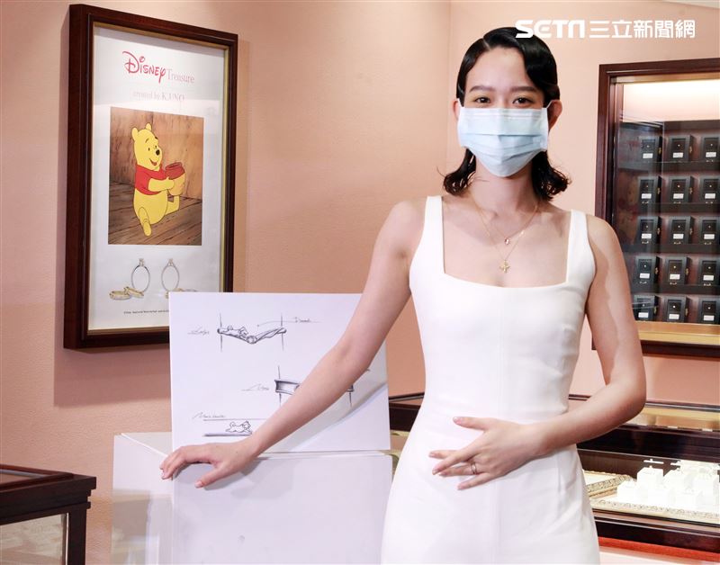 孟耿如戴著口罩出席品牌一日店長。（記者邱榮吉/攝影）