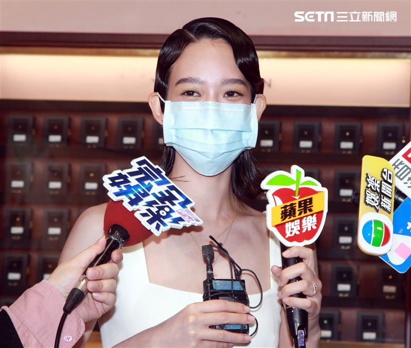 孟耿如戴著口罩出席品牌一日店長。（記者邱榮吉/攝影）