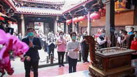 盧秀燕樂成宮上香祈福武漢肺炎（2019冠狀病毒疾病，COVID-19）疫情延燒，台中市長盧秀燕（前中）11日前往樂成宮，誠心上香向媽祖祈求，保佑疫情趕快結束。中央社記者趙麗妍攝　109年4月11日