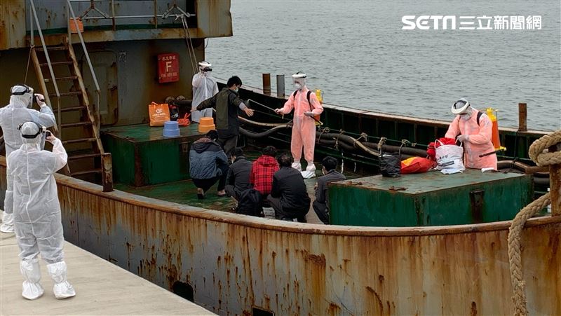 陸漁船撈越界還加油　我海巡霸氣攔截