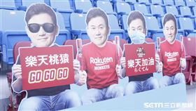 桃園棒球場看台人形紙板應援。（圖／記者林聖凱攝影）